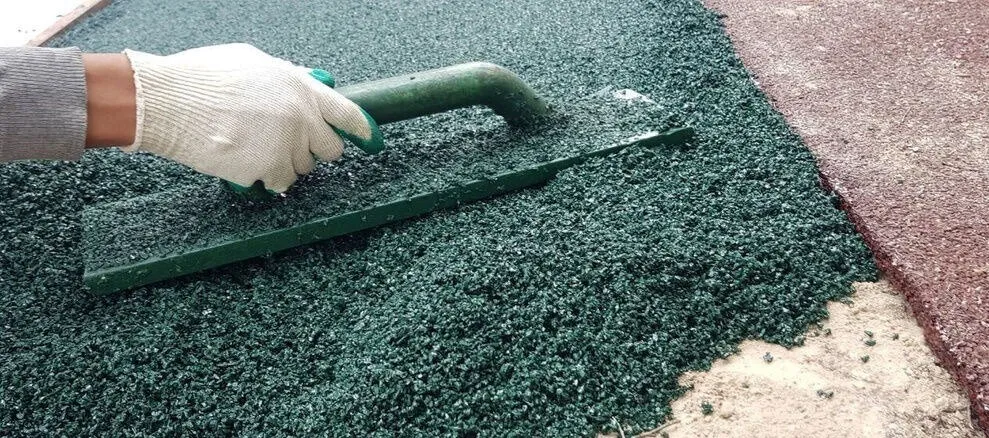 Можно ли укладывать резиновое покрытие на грунт в Раменском?